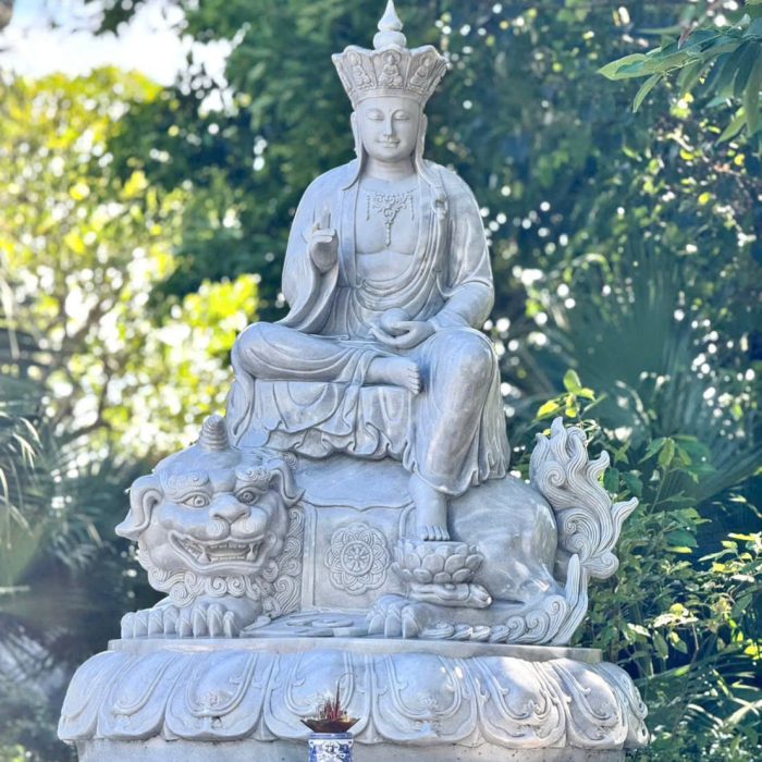 Tượng Văn Thù Bồ Tát cưỡi sư tử